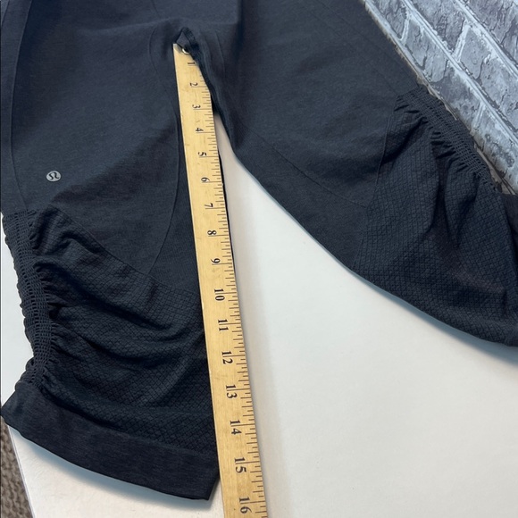 Woman's Lululemon capri leggings - Picture 7 of 10